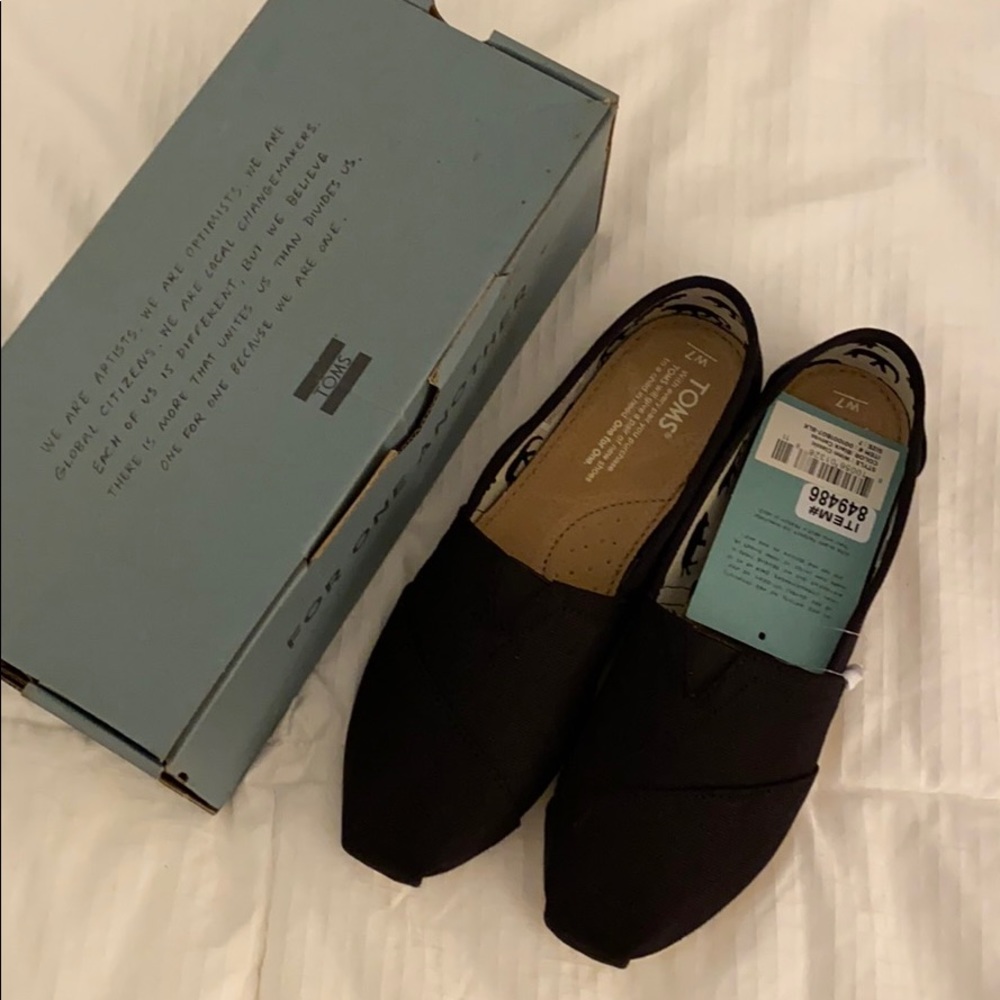 Tom’s classic black canvas slides